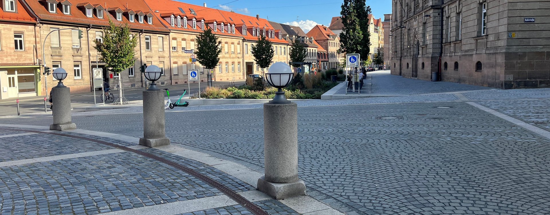 Blick vom Theatervorplatz auf die neue Begrünung vor dem Amtsgericht