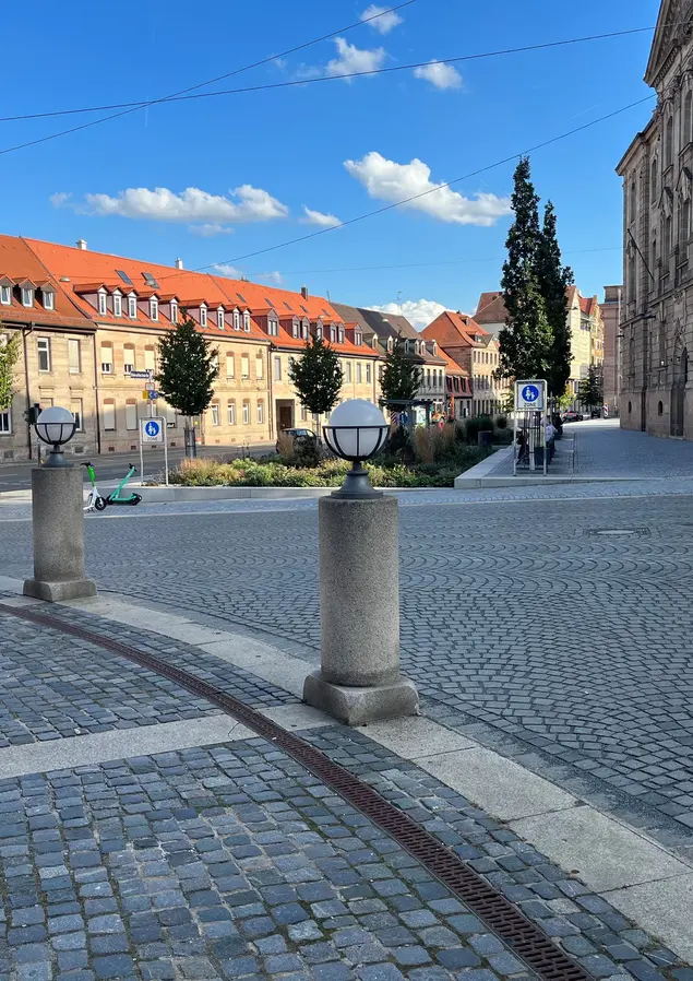 Blick vom Theatervorplatz auf die neue Begrünung vor dem Amtsgericht