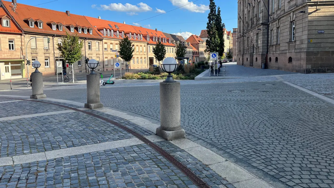 Blick vom Theatervorplatz auf die neue Begrünung vor dem Amtsgericht