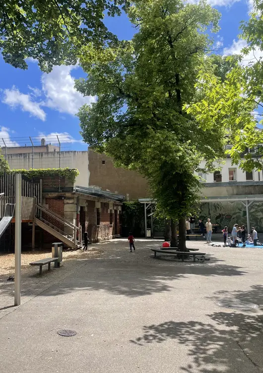 Pfisterschulhof Hof der Pfisterschule bei Sonnenschein; Klick öffnet Veranstaltungstipp.