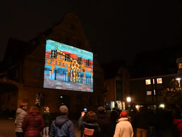 Illuminierter Marktplatz; Klick zeigt Bild in größerer Darstellung. 