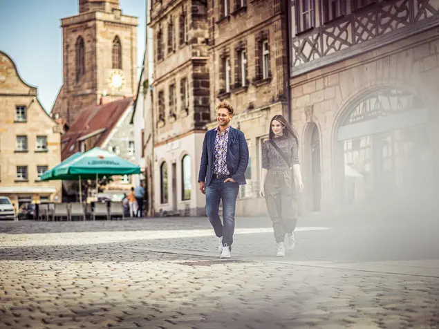 Ein junges Paar schlendert durch die historische Altstadt. Klick auf Bild öffnet Bildergalerie.