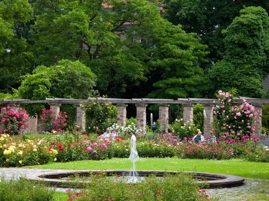 Stadtpark mit Rosengarten und Brunnen