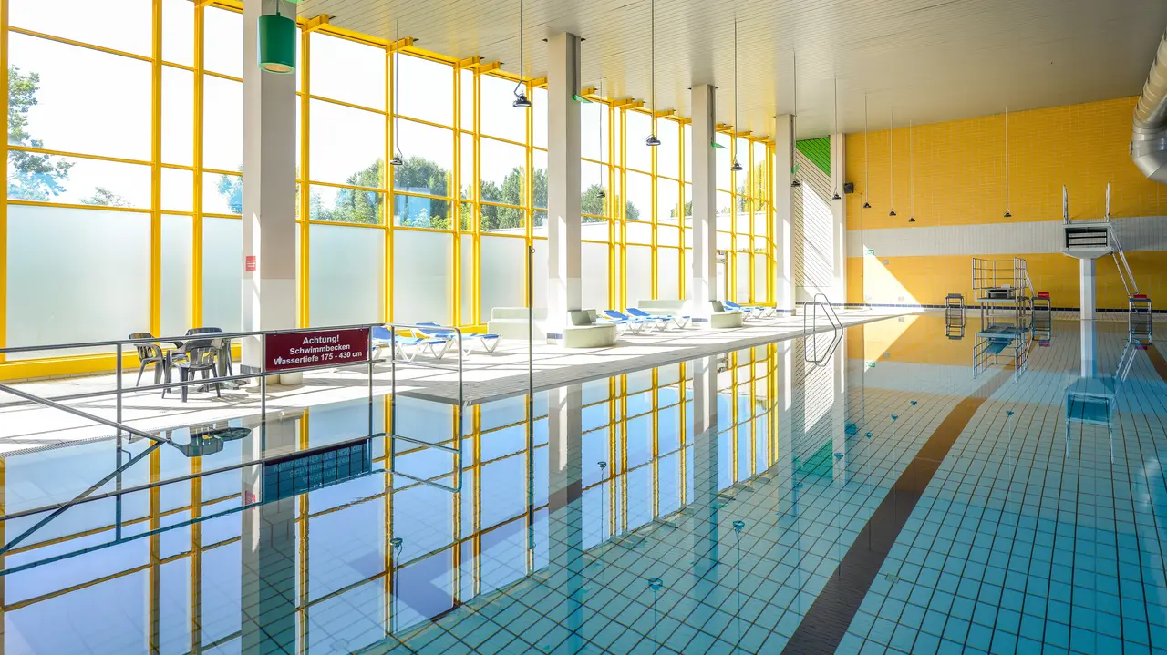 Großes Becken im Hallenbad Fürth