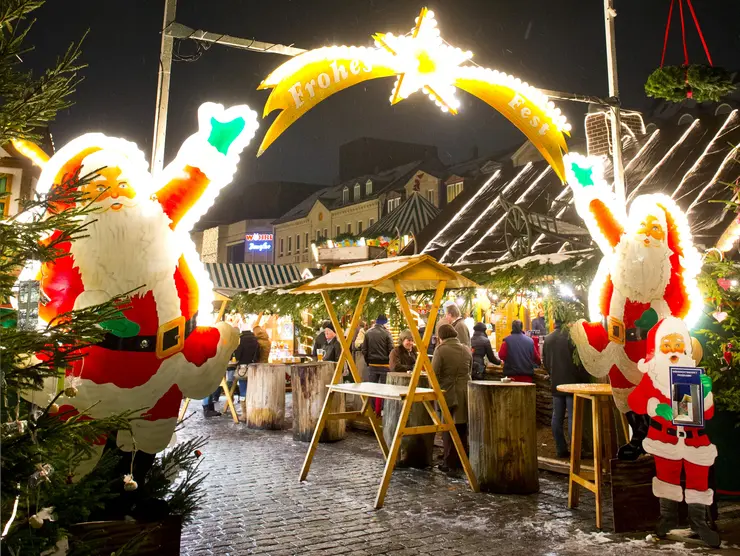 Eingangsbereich des Weihnachtsmarktes mit zwei Weihnachtsmännern. 