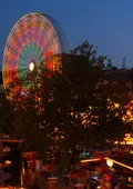 Michaelis-Kirchweih mit Riesenrad und Fahrgeschäft bei Dunkelheit