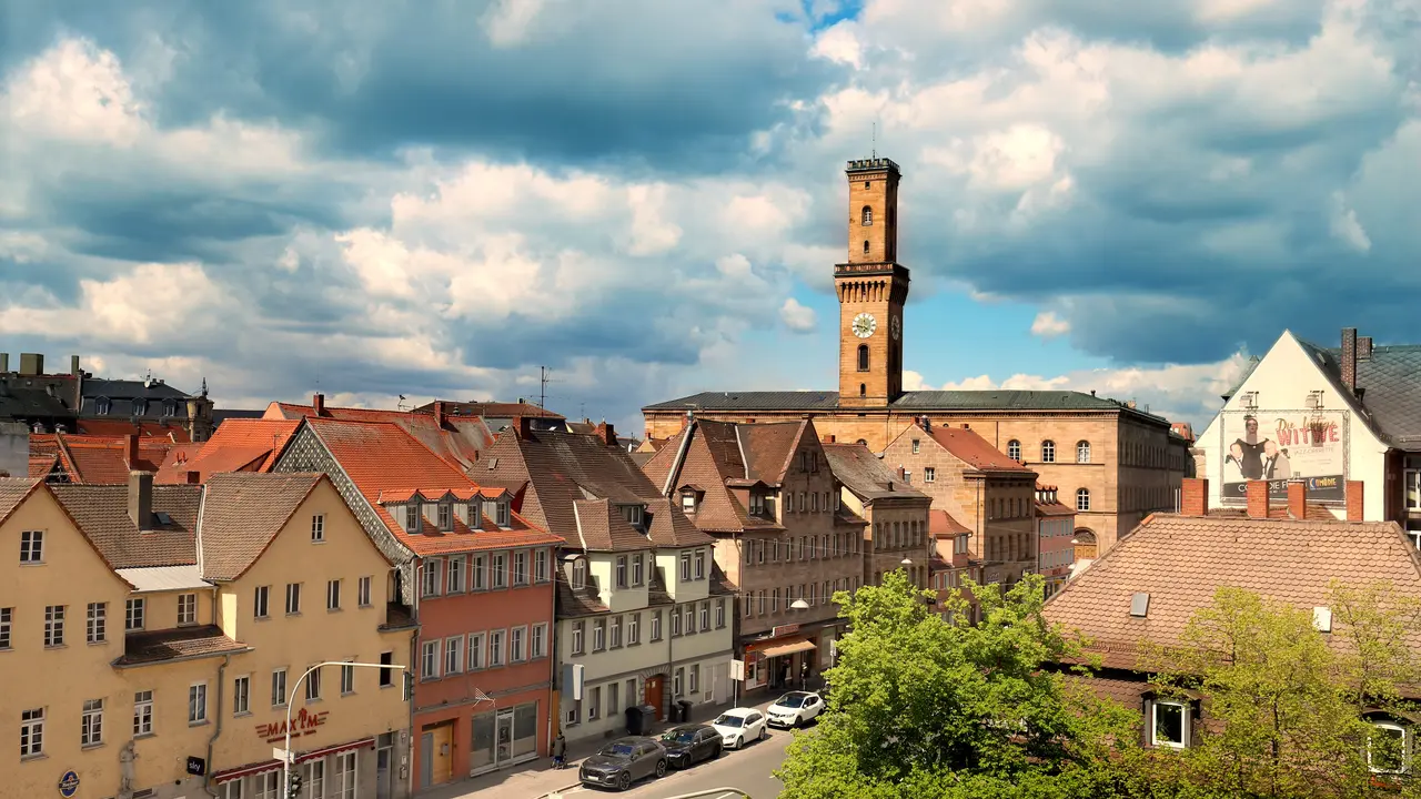 Ansicht des Rathauses inklusive Teile der Königstraße