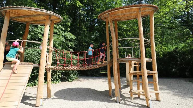 Klettergerüst mit Kindern auf einem Spielplatz im Stadtpark Fürth