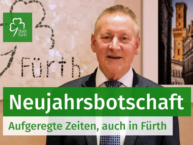 Oberbürgermeister Thomas Jung in seinem Büro vor einem Moaik mit dem Logo der Stadt Fürth..