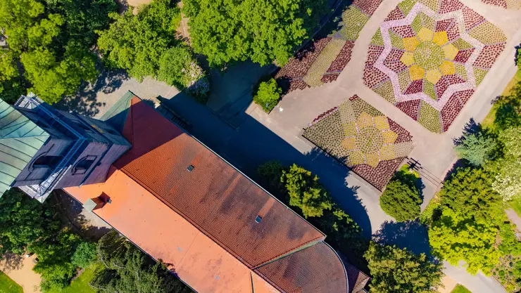 Luft des Empfangsgartens im Stadtpark mit Auferstehungskirche