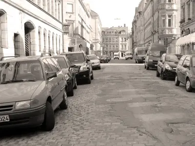 Schwarz-Weiß-Bild der Ottostraße in der Innenstadt vor der Sanierung.