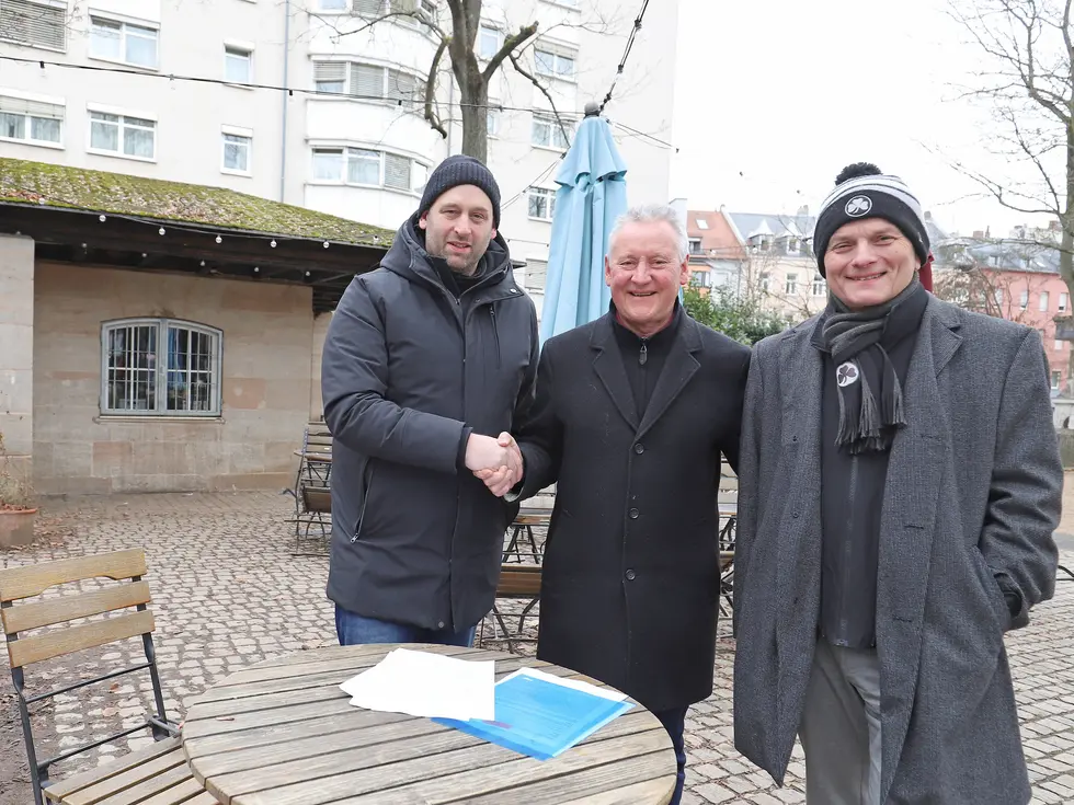 Christian Ilg, OB Thomas Jung und Wirtschaftsreferent Horst Müller vor dem Milchhäusle; Klickt zeigt Bild in größerer Darstellung.