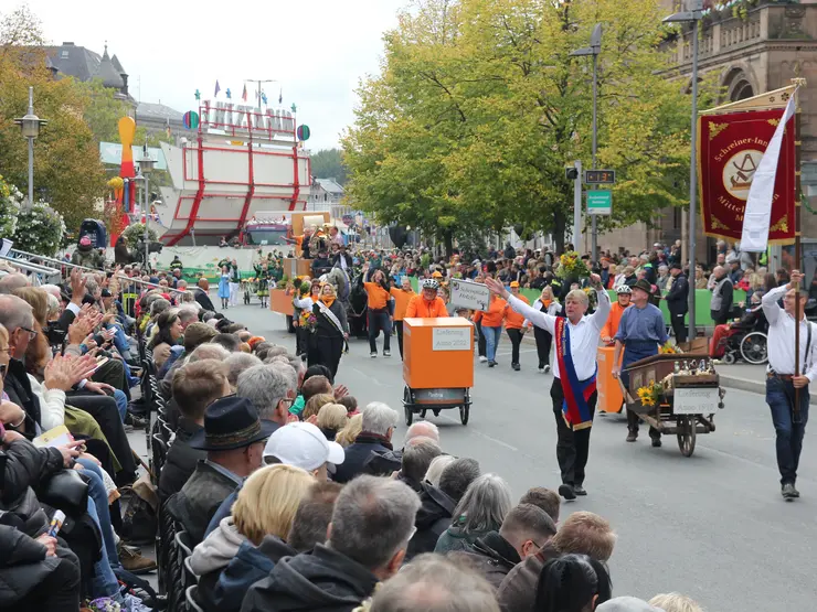 Publikum und Spielmannszug beim Erntedankfestzug 2024