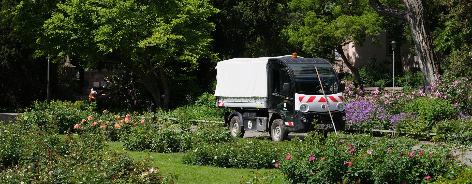 Auto der Stadt Fürth steht im Stadtpark. 