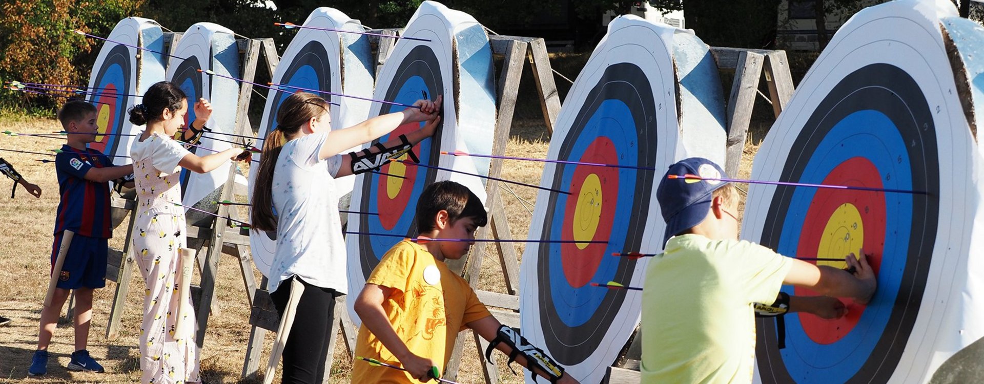 Kinder während des Bogenschießens beim Ferienprogramm der Stadt Fürth