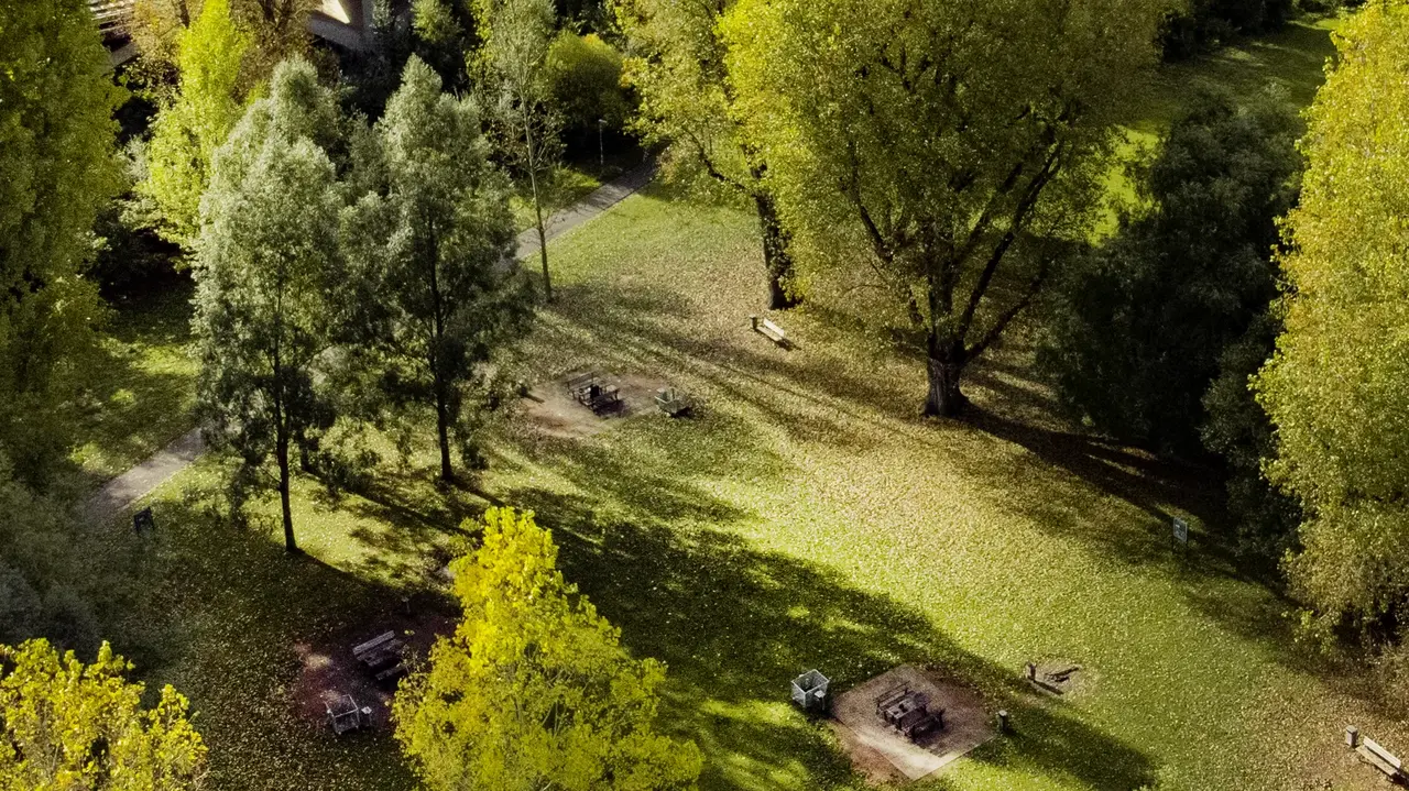 Luftaufnahme des Grillplatzes an der Sieben-Bogen-Brücke