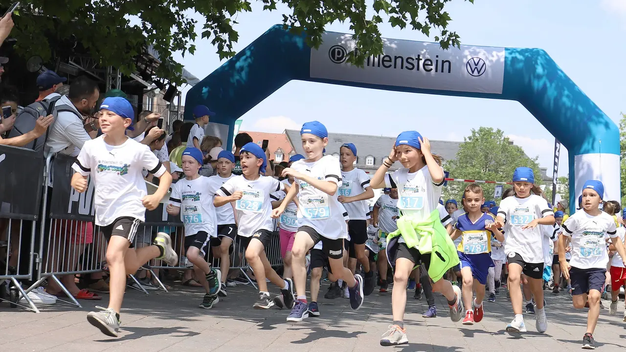 Kinder starten beim KIDSmarathon auf der Fürther Freiheit.