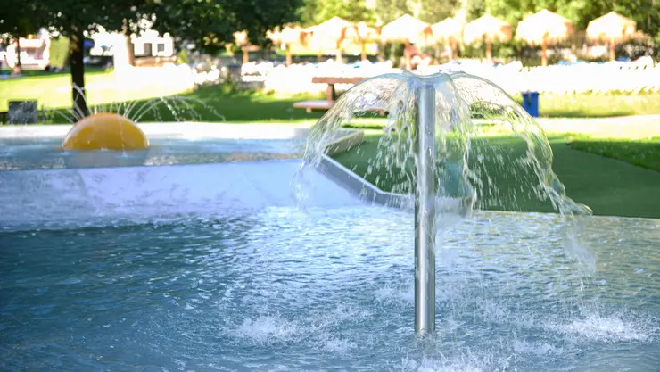 Becken im Sommerbad Fürth mit kleinem Springbrunnen