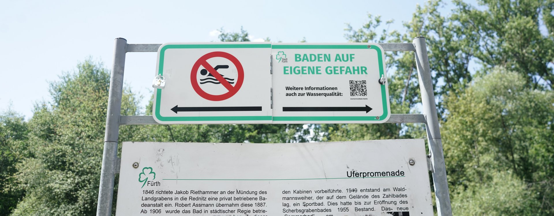 Schild mit der Aufschrift "Baden auf eigene Gefahr" an der Rednitz