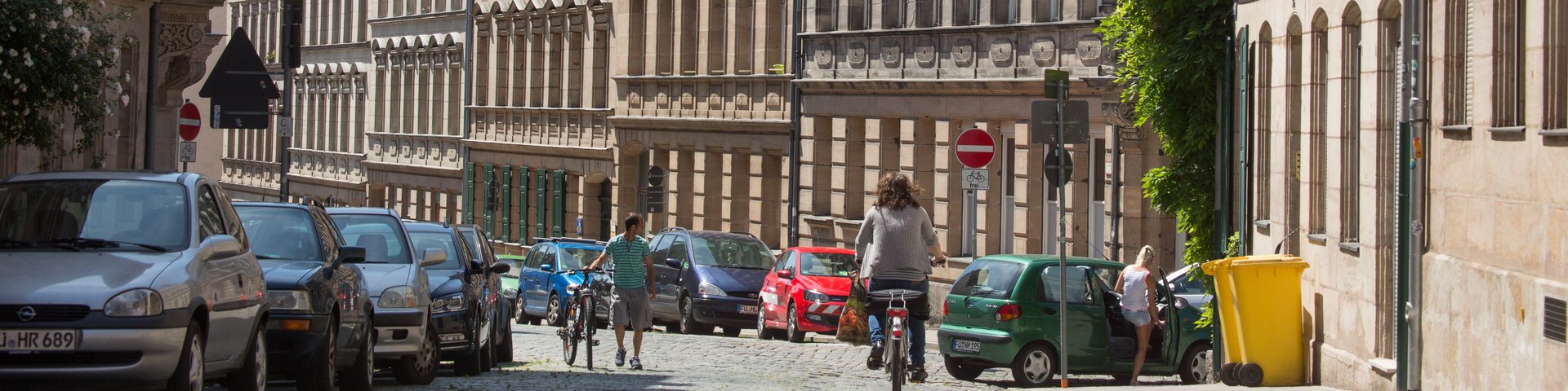 Straßenansicht mit denkmalgeschützen Fassaden.