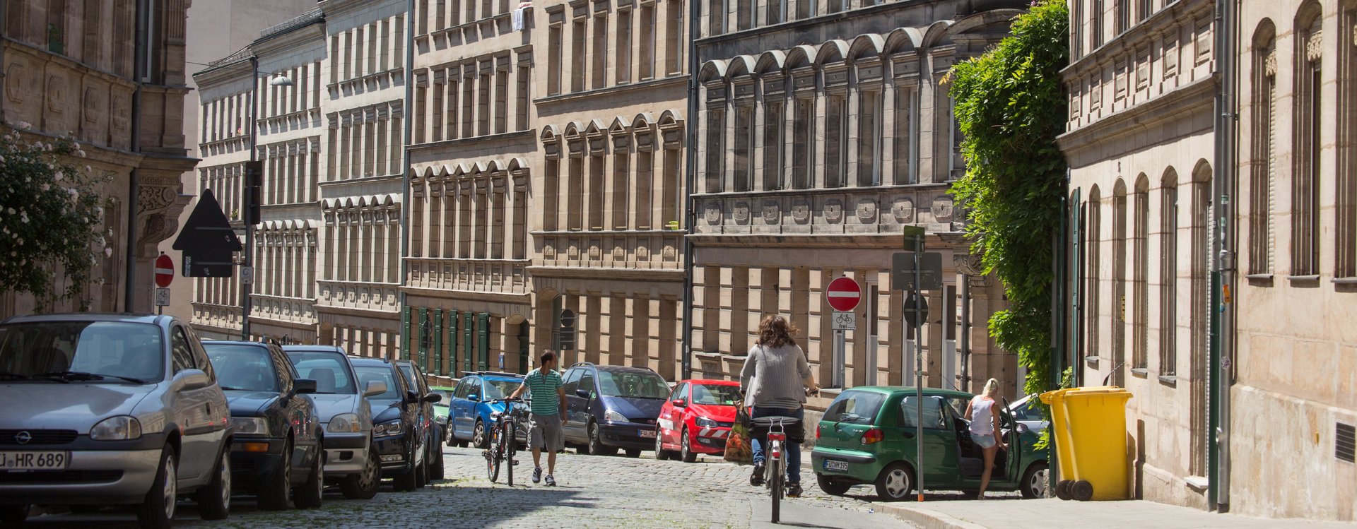 Straßenansicht mit denkmalgeschützen Fassaden.