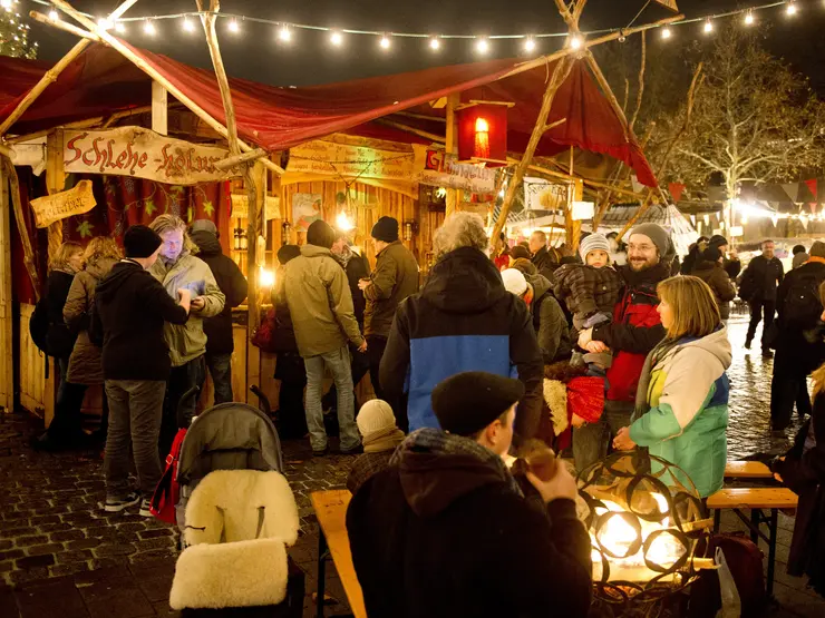 Menschengruppe auf dem Mittelaltermarkt