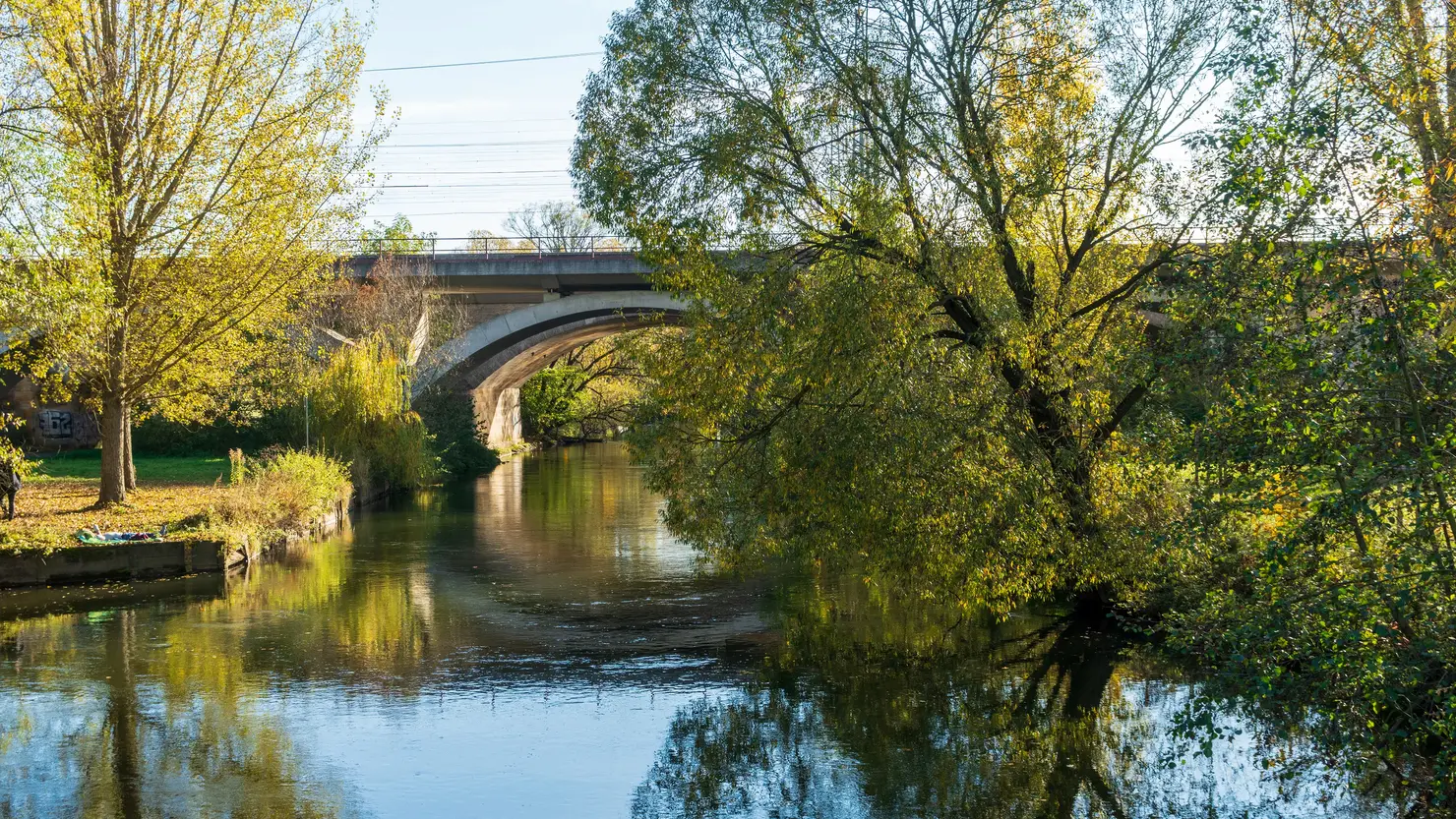 Blick über die Rednitz zur Siebenbogenbrücke