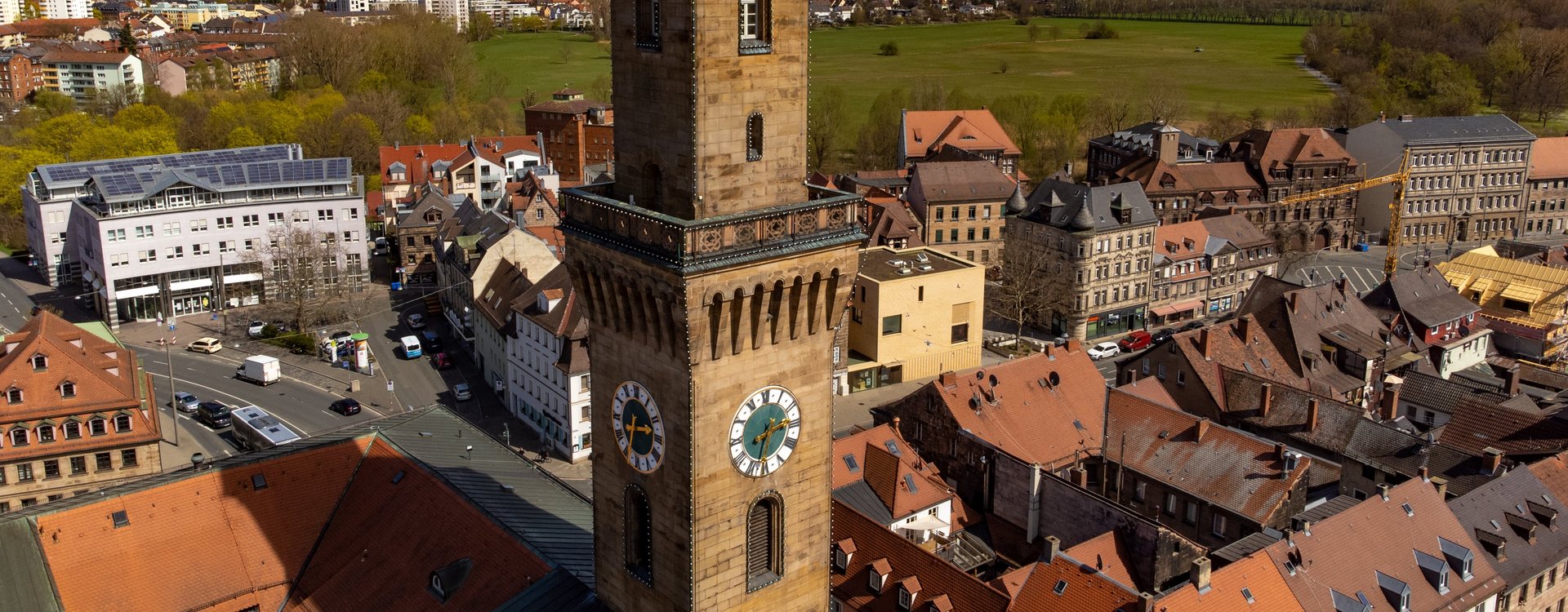 Rathausturm im Vordergrund von oben; Altstadt und Wiesengrund im Hintergrund