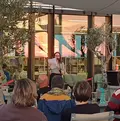 Lesung vor Publikum auf der Dachterrasse der Innenstadtbibliothek