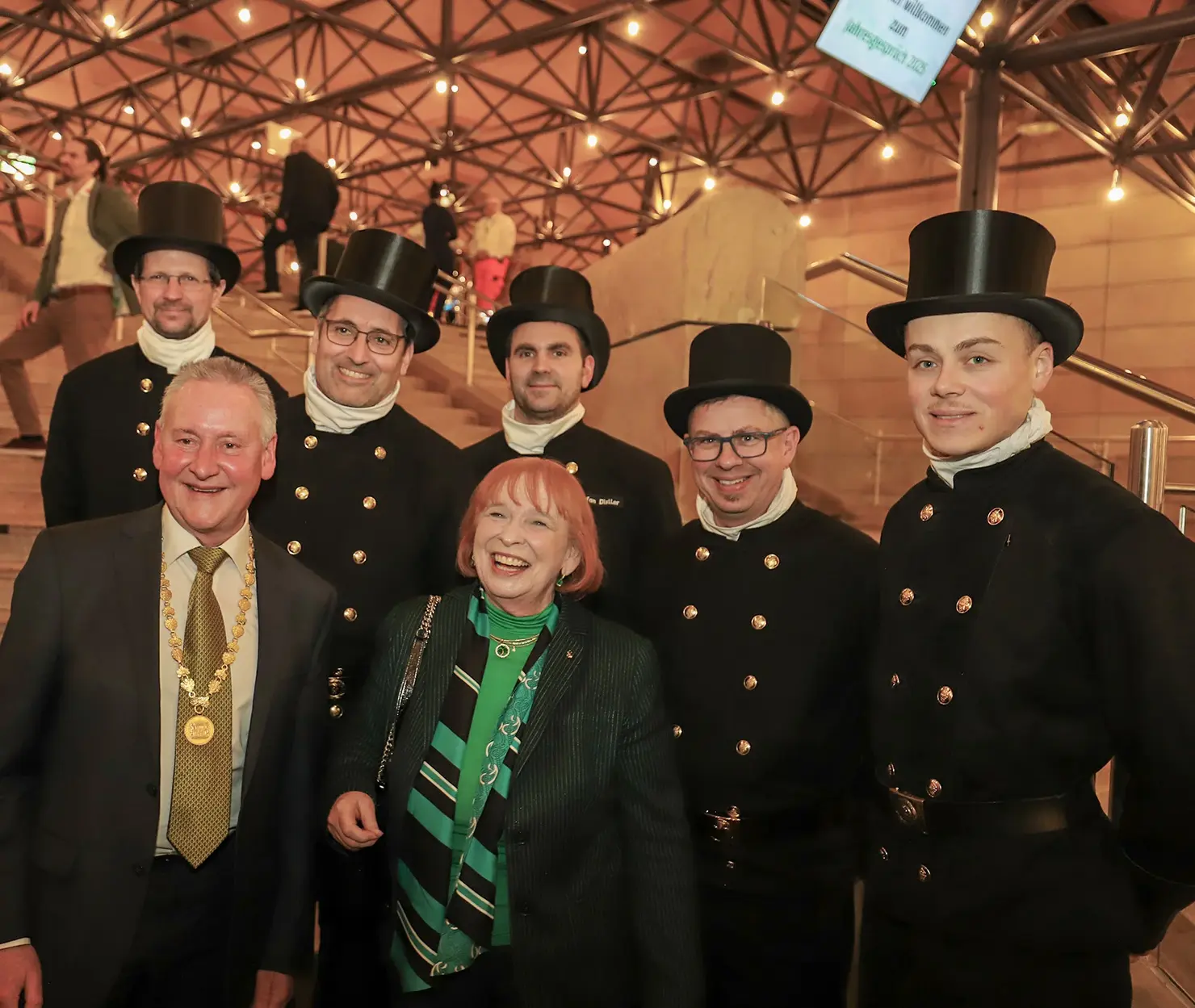 OB Jung mit Ingrid Hofmann, Trägerin des Goldenen Kleeblatts, und Schornsteinfegern; Klick öffnet Bild in größerer Darstellung.