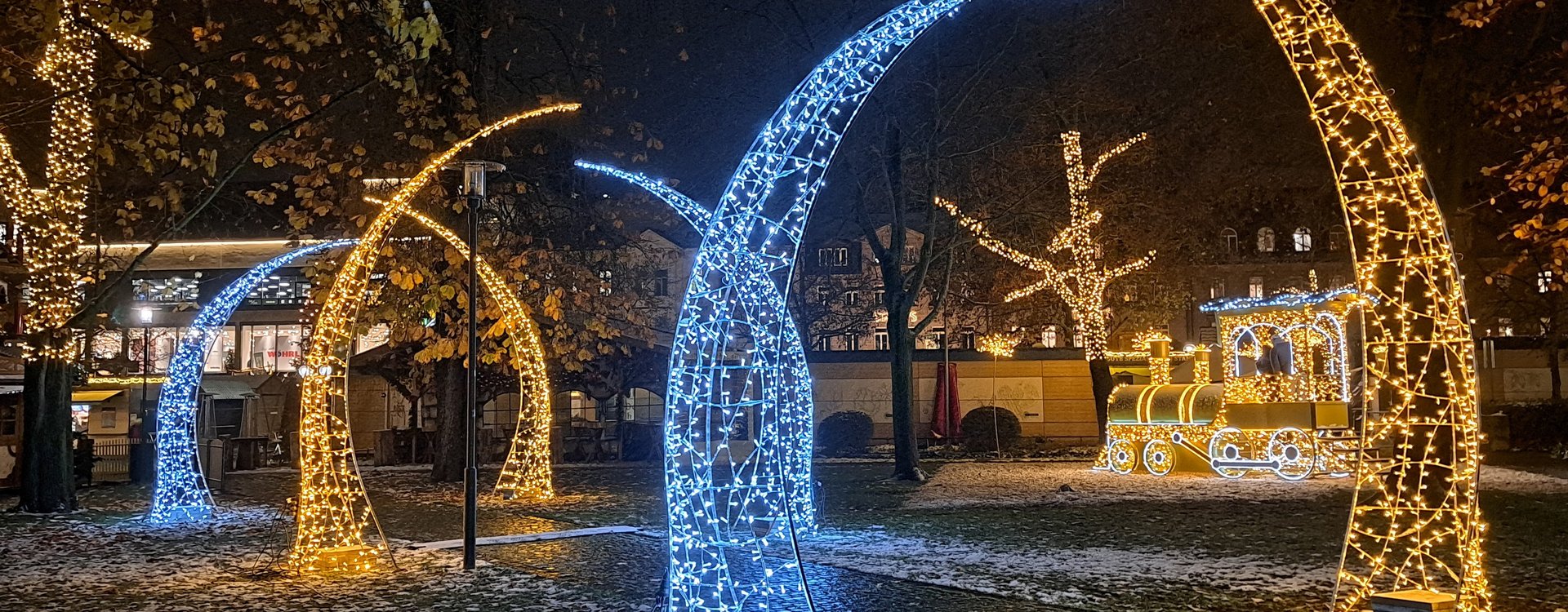 Leuchtende Lichterbögen für den Weihnachtsmarkt in der Adenauer-Anlage