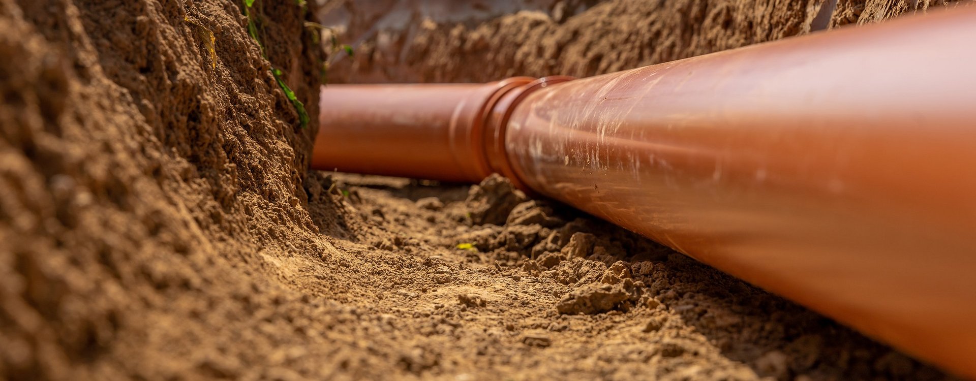 Plastikrohre im Boden während eines Hausbaus