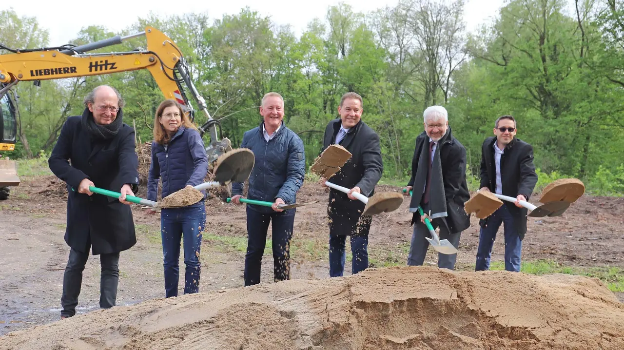 Architekt Michael Auerbacher, Baureferentin Christine Lippert, Oberbürgermeister Thomas Jung, Bürgermeister Markus Braun, HSG-Schulleiter Günter Neubauer und Frank Pickel vollziehen den Spatenstich.