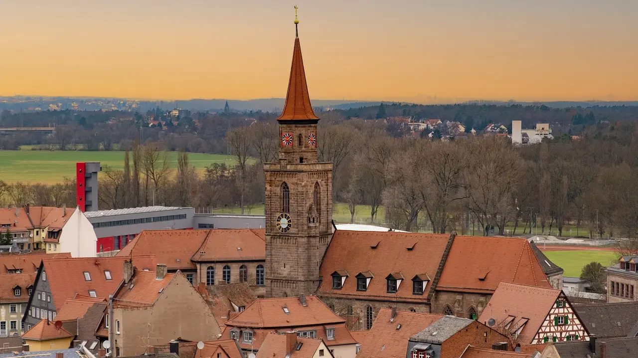 Luftbild der Altstadt mit herausragender Kirche St. Michael 