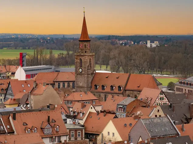 Luftbild der Altstadt mit herausragender Kirche St. Michael 