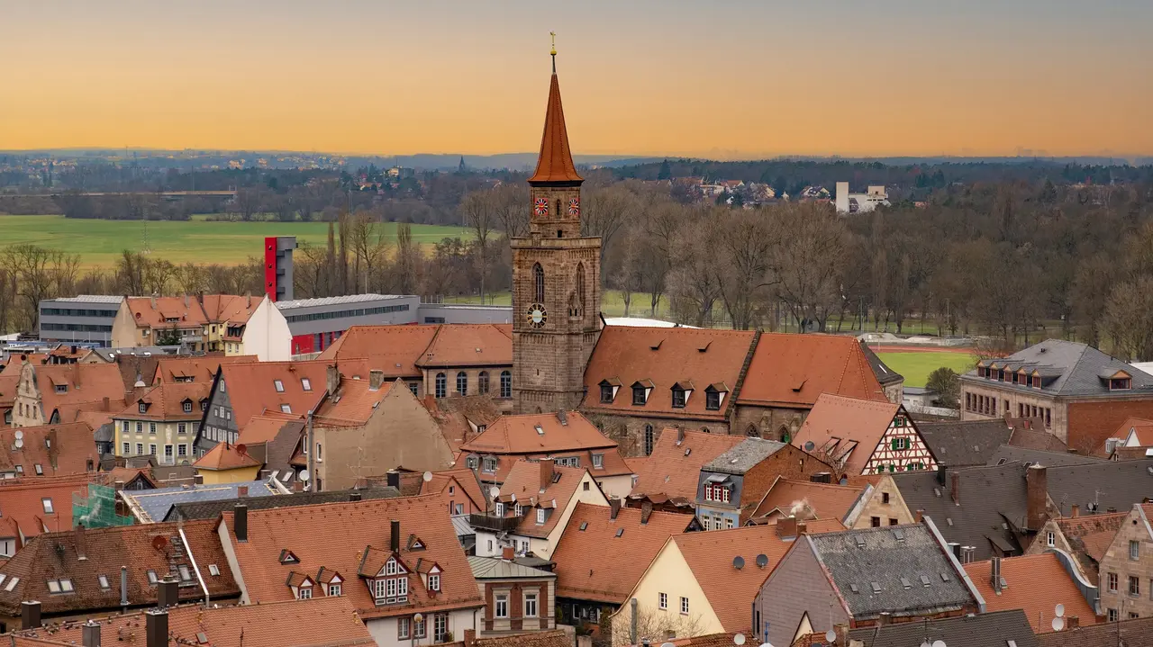 Luftbild der Altstadt mit herausragender Kirche St. Michael 