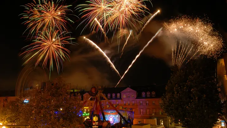 Feuerwerk bei Nacht während der Fürther Michaelis-Kirchweih