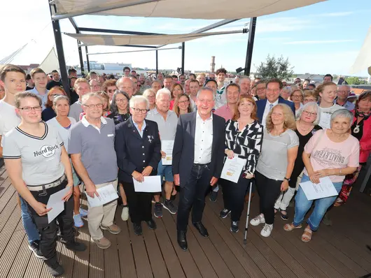 Die Ehrenamtskarteninhaber beim Foto mit OB Jung auf dem "Dächla".