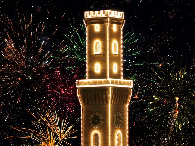 Beleuchtetes Rathaus und Feuerwerk im Hintergrund; Klick zeigt Bild in größerer Darstellung.