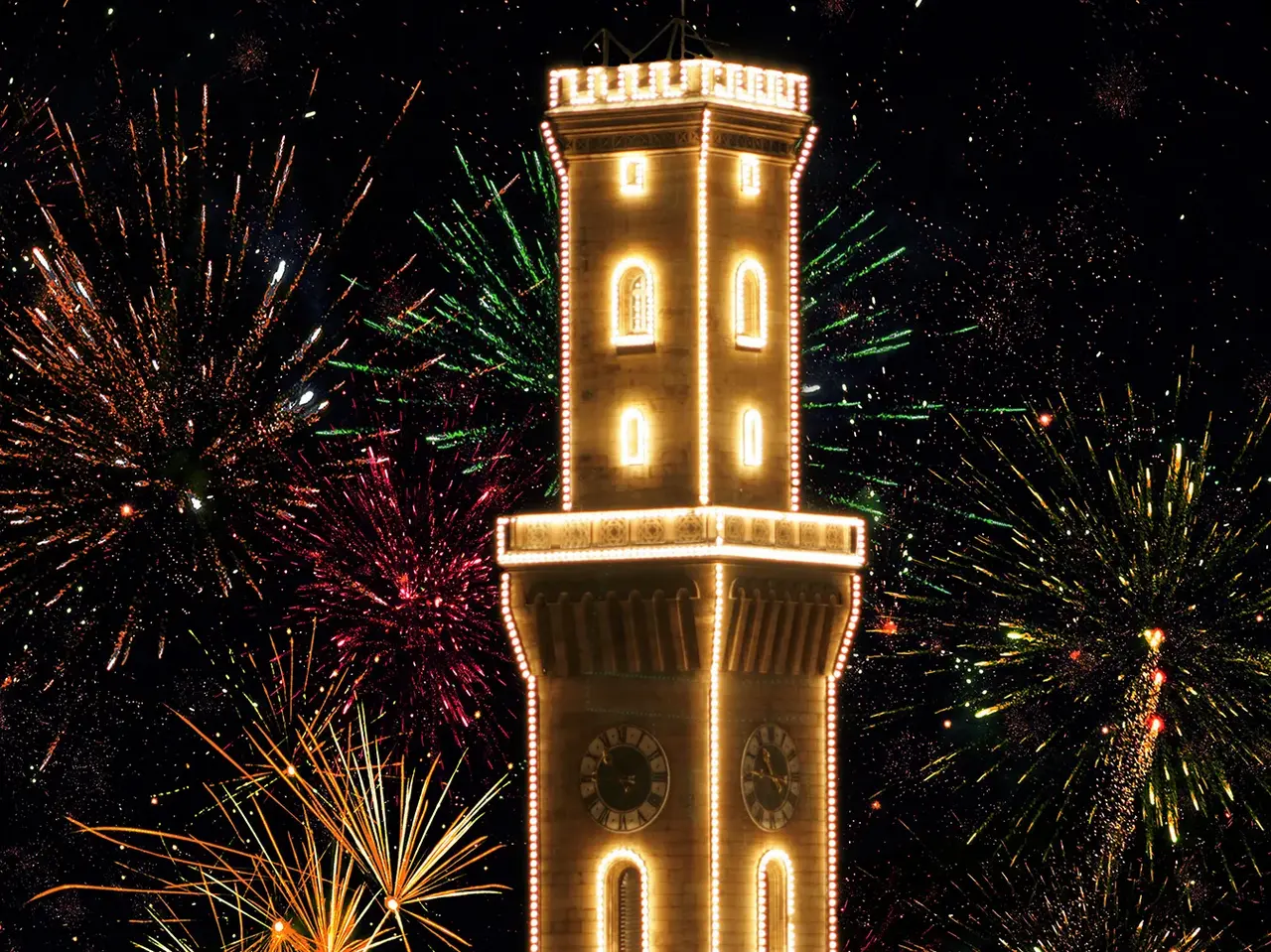 Beleuchtetes Rathaus und Feuerwerk im Hintergrund; Klick zeigt Bild in größerer Darstellung.