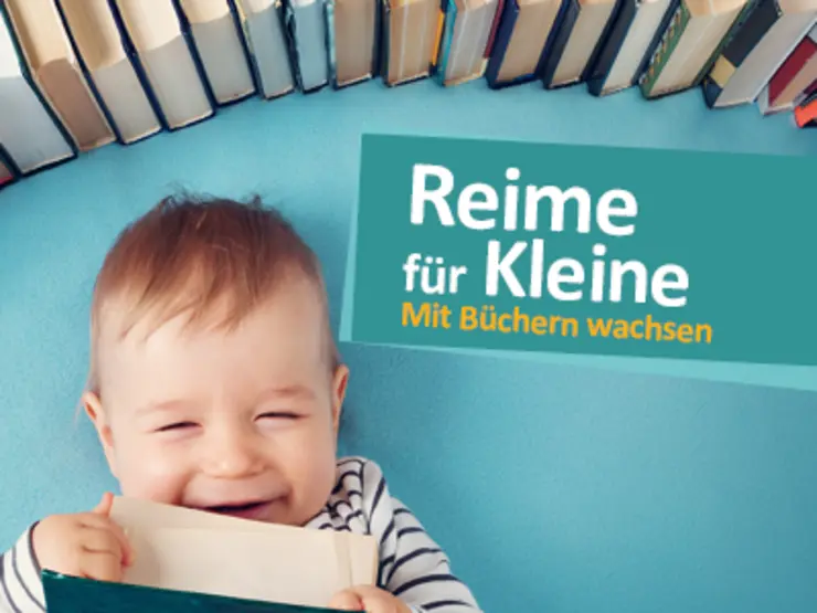 Das Foto zeigt ein Kleinkind mit einem Buch