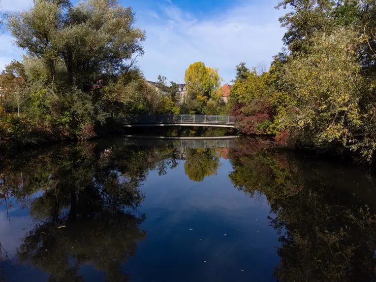 Ansicht auf die Pegnitz mit dem Karlsteg im Fürther Wiesengrund