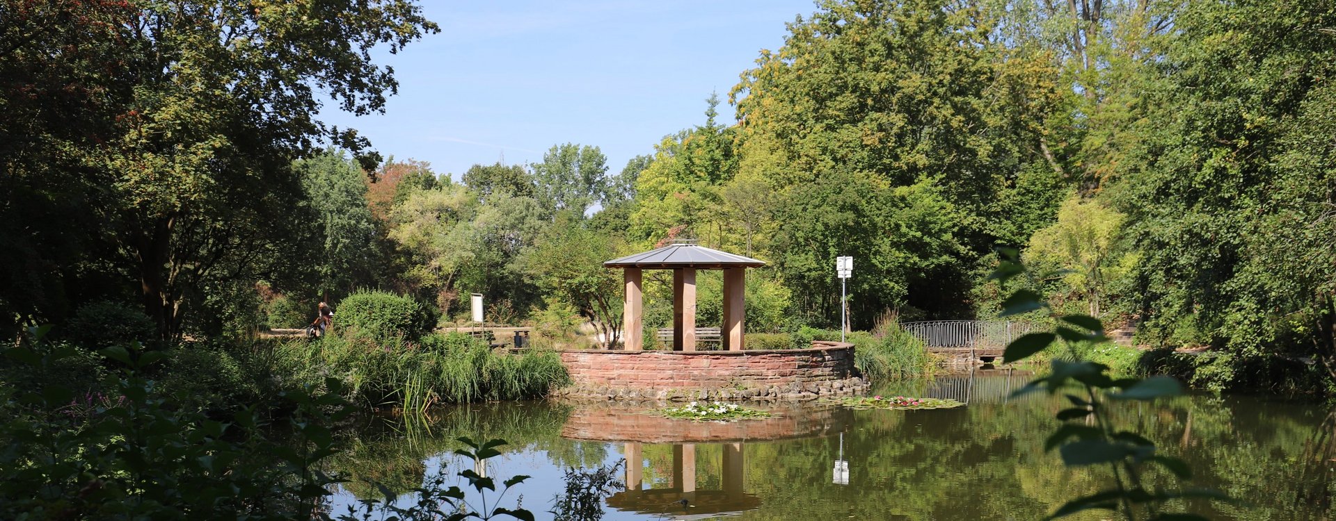 Kleine Mainau mit Teich und Pavillon