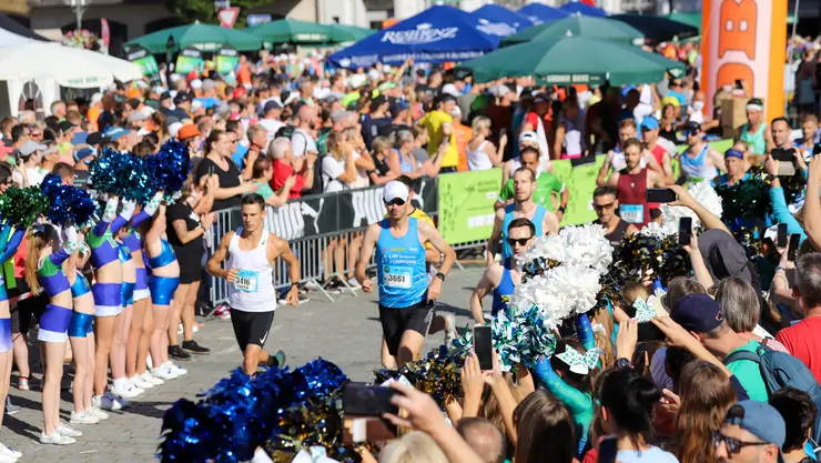 Läufer, Zuschauer und gute Stimmung am Start des Metropolmarathons