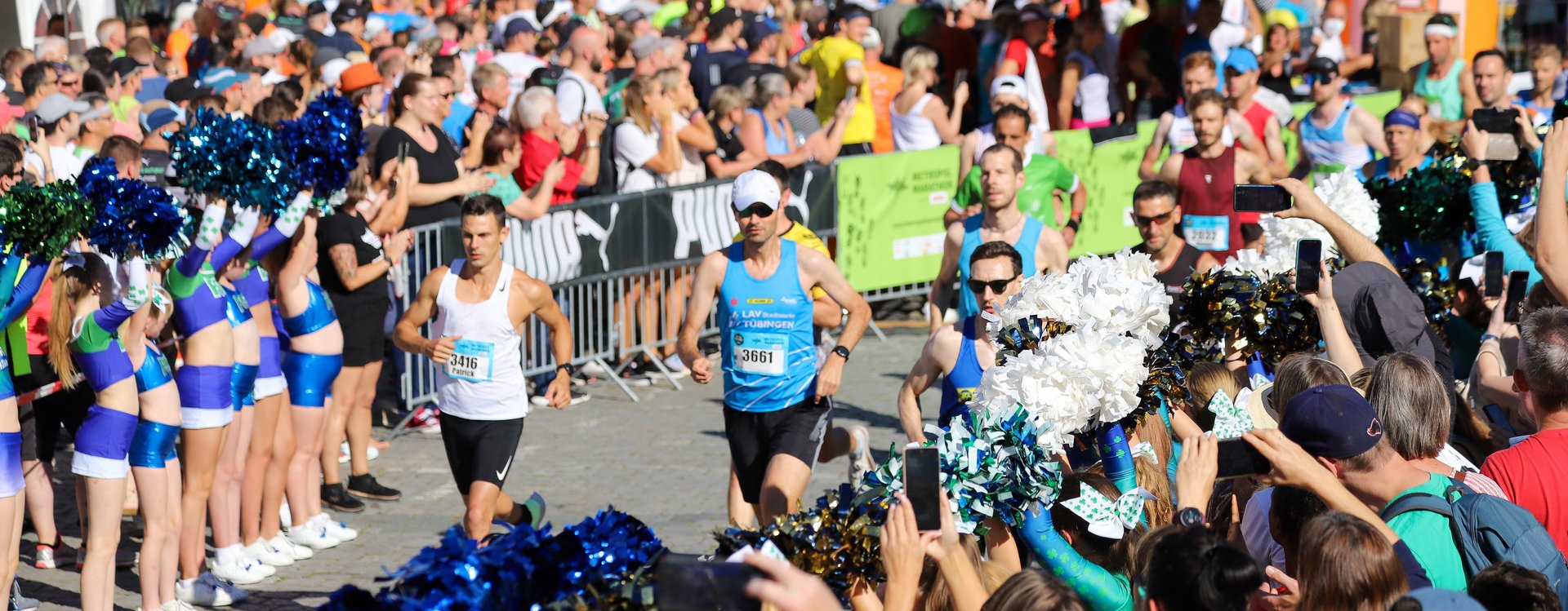 Läufer, Zuschauer und gute Stimmung am Start des Metropolmarathons