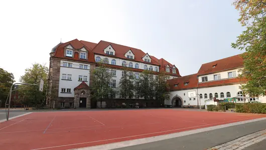 Außenansicht der Grundschule Frauenstraße mit Pausenhof