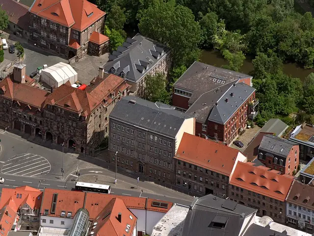 Luftbild des Helmplatz mit der alten Feuerwache und dem Heinrich-Schliemann-Gymnasium.