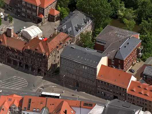 Luftbild des Helmplatz mit der alten Feuerwache und dem Heinrich-Schliemann-Gymnasium.