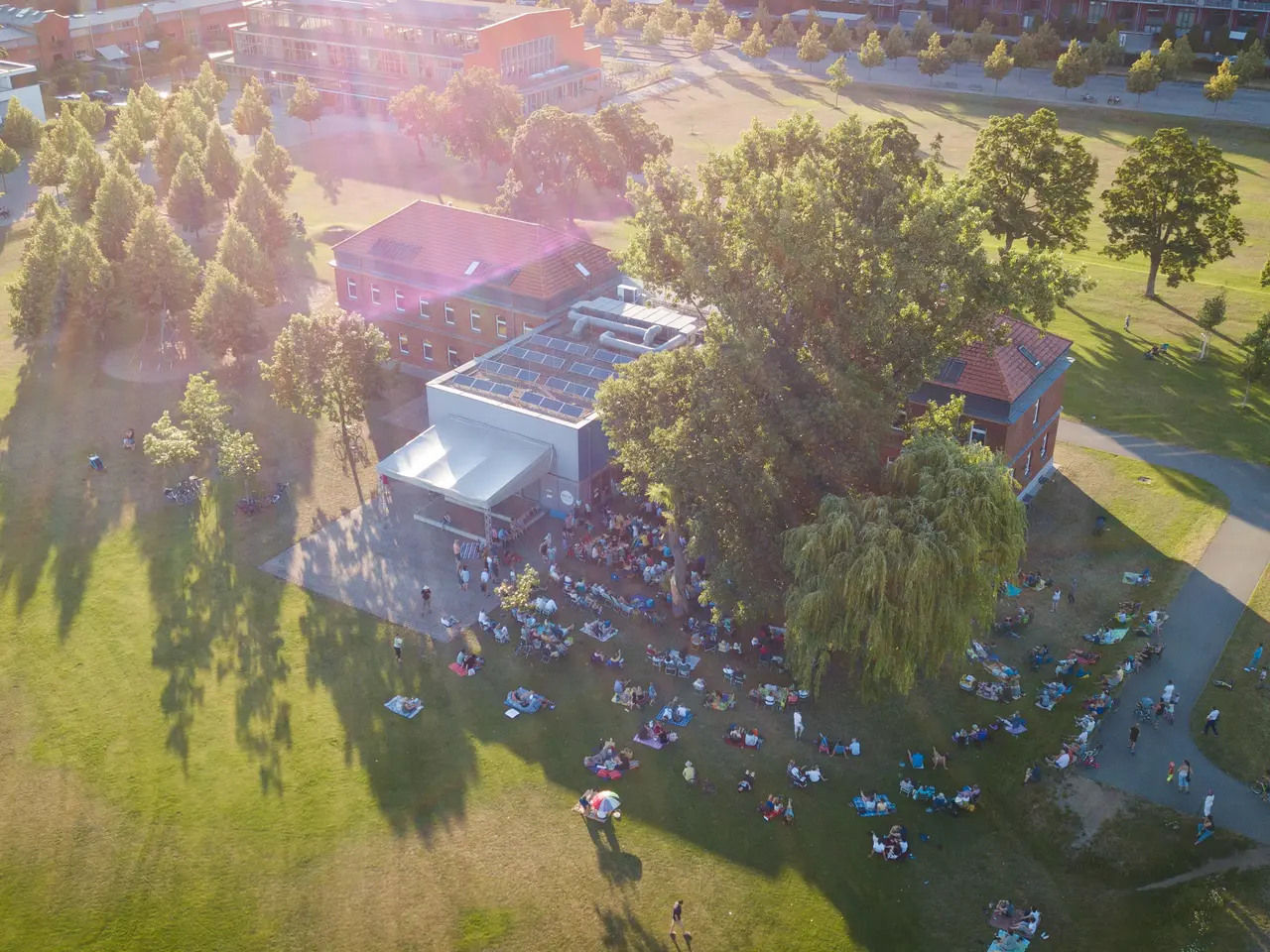 Musikschule Fürth Luftaufnahme des gebäudes der Musikschule im Südstadtpark. Vor dem Haus findet ein Open-Air-Konzert mit Publikum statt.