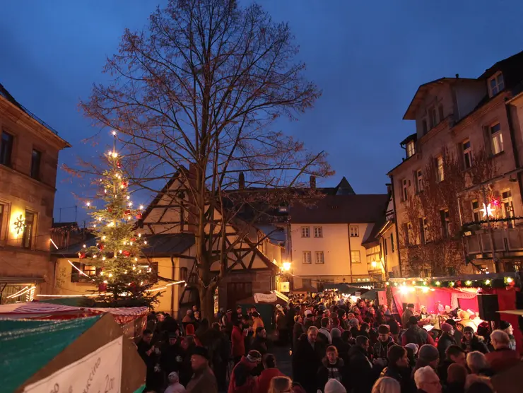 Menschenmenge auf der Altstadtweihnacht am Waagplatz